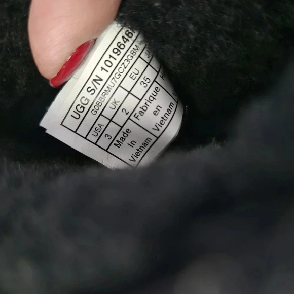 Ugg | Short Black Uggs Sz 3 - Picture 4 of 6